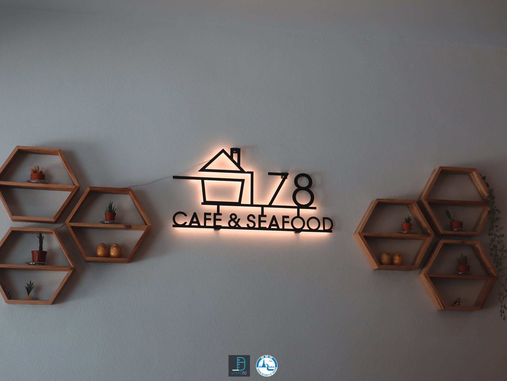  2.-178-Cafe-Seafood
จัดไปสำหรับจุดนี้เป็นคาเฟ่-กับร้านอาหารสไตล์ซีฟู๊ด-ขอบอกว่าเด็ดดดด คาเฟ่,สตูล,เด็ด,จุดเช็คอิน,อร่อย,ร้านอาหาร,จุดถ่ายรูป,สถานที่ท่องเที่ยว