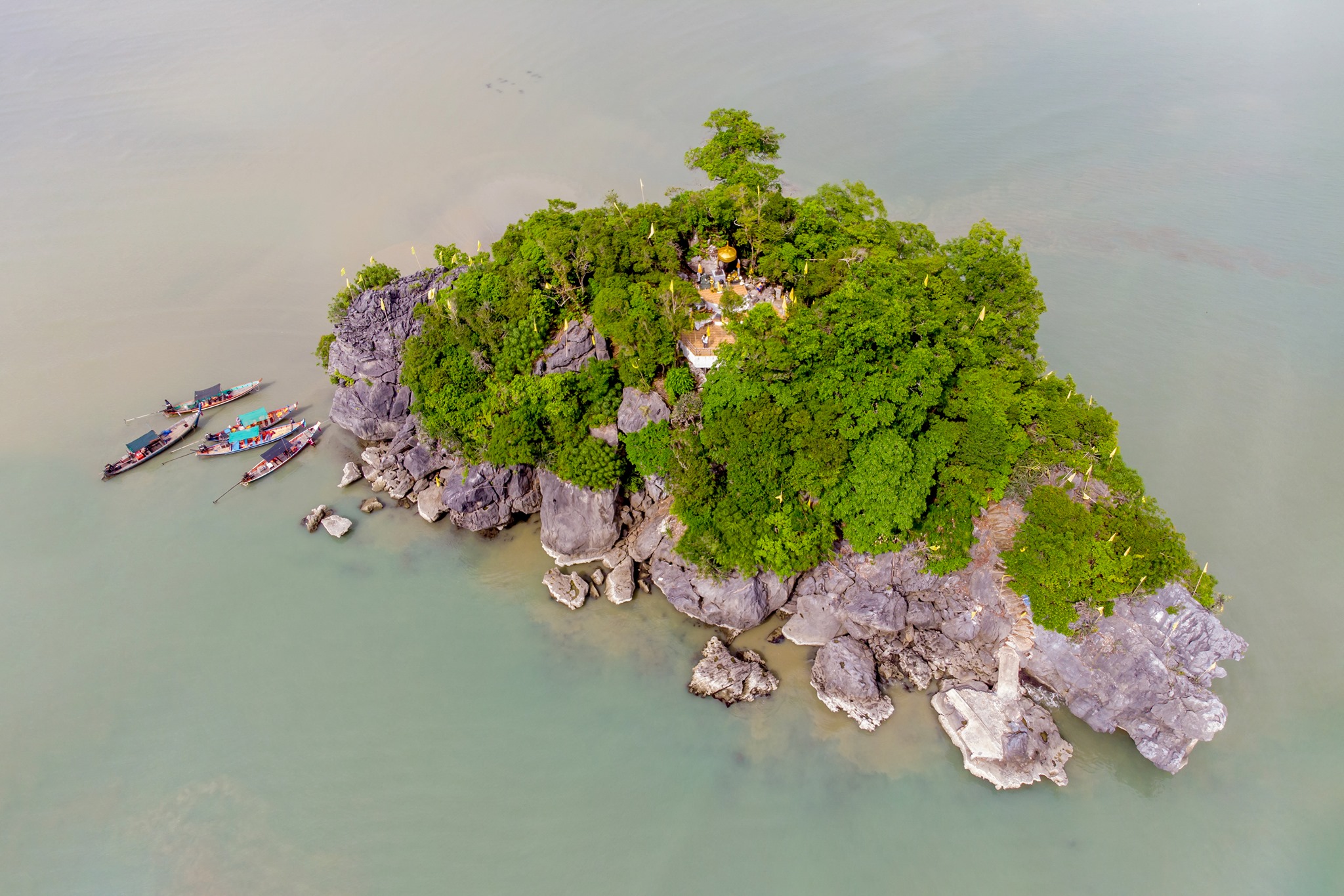  5.เกาะนุ้ยนอก-เกาะเล็กๆกลางทะเลขนอม-สวยๆ-สถานที่-Unseen-แห่งเกาะขนอม-หรือที่เรียกว่า-หินพับผ้า-หรือ-Pancake-Rock
 สิชล,ขนอม,นครศรีธรรมราช,ที่เที่ยว,ที่กิน,ที่พัก